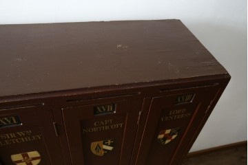 イギリスアンティーク　Lloyd’s Antiques(ロイズアンティークス)取り扱い　紋章入りのポロクラブの4連ロッカー　(R-086207)