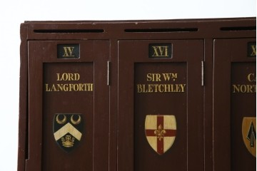 イギリスアンティーク　Lloyd’s Antiques(ロイズアンティークス)取り扱い　紋章入りのポロクラブの4連ロッカー　(R-086207)