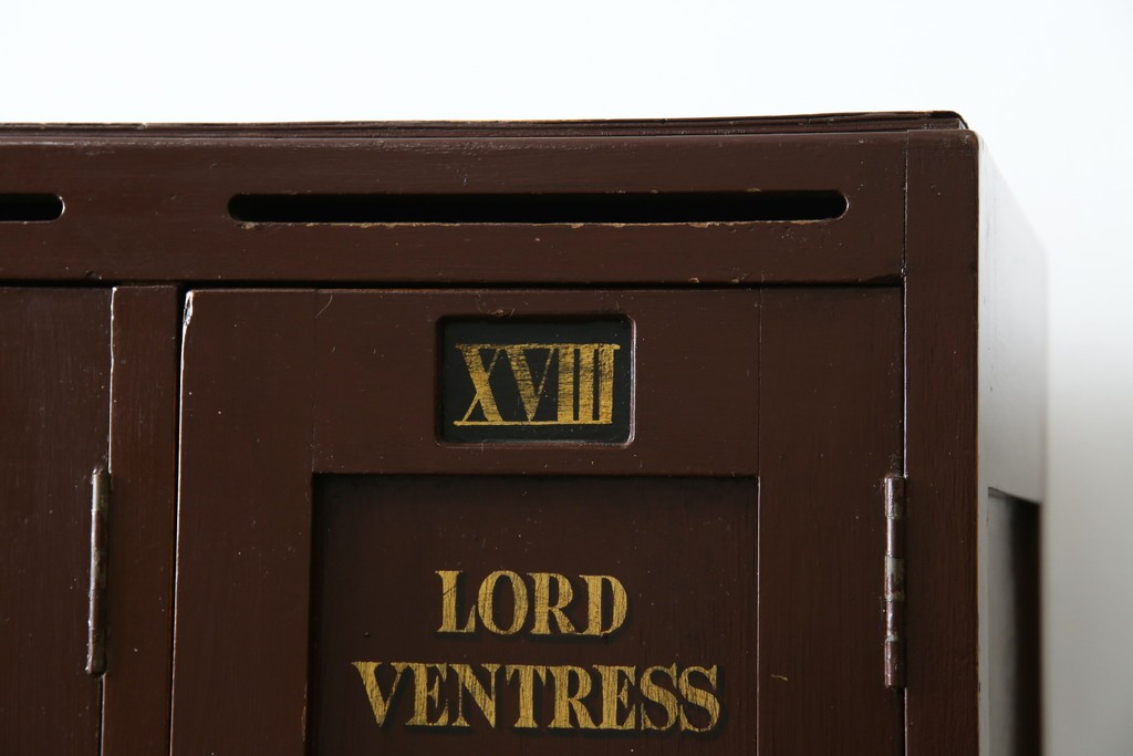 イギリスアンティーク　Lloyd’s Antiques(ロイズアンティークス)取り扱い　紋章入りのポロクラブの4連ロッカー　(R-086207)