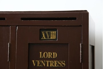 イギリスアンティーク　Lloyd’s Antiques(ロイズアンティークス)取り扱い　紋章入りのポロクラブの4連ロッカー　(R-086207)