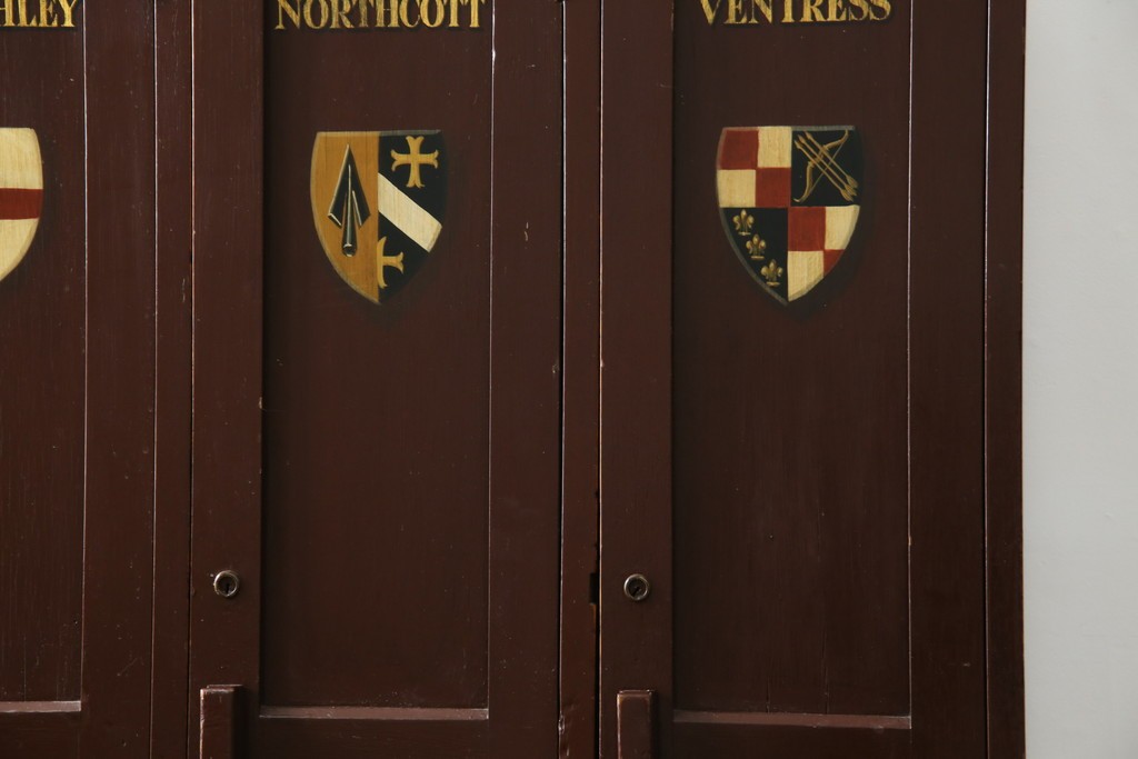 イギリスアンティーク　Lloyd’s Antiques(ロイズアンティークス)取り扱い　紋章入りのポロクラブの4連ロッカー　(R-086207)