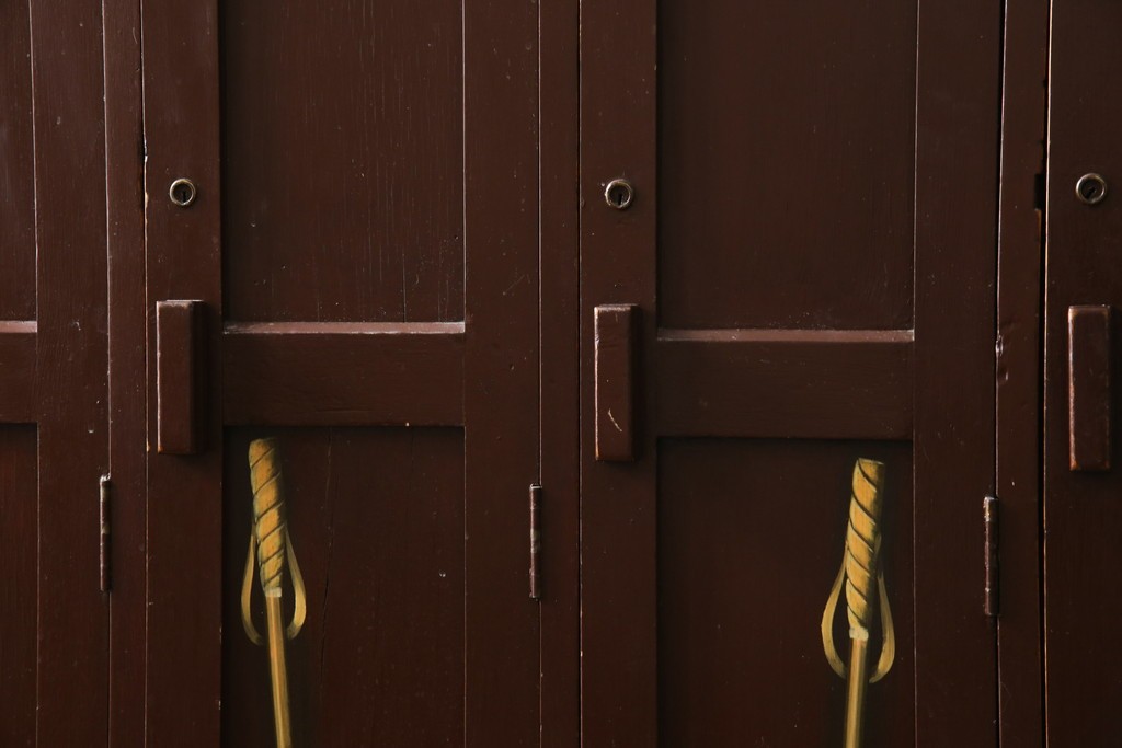 イギリスアンティーク　Lloyd’s Antiques(ロイズアンティークス)取り扱い　紋章入りのポロクラブの4連ロッカー　(R-086207)