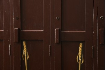 イギリスアンティーク　Lloyd’s Antiques(ロイズアンティークス)取り扱い　紋章入りのポロクラブの4連ロッカー　(R-086207)