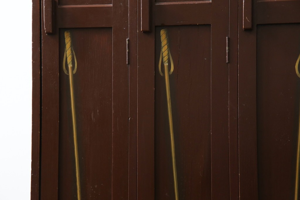 イギリスアンティーク　Lloyd’s Antiques(ロイズアンティークス)取り扱い　紋章入りのポロクラブの4連ロッカー　(R-086207)