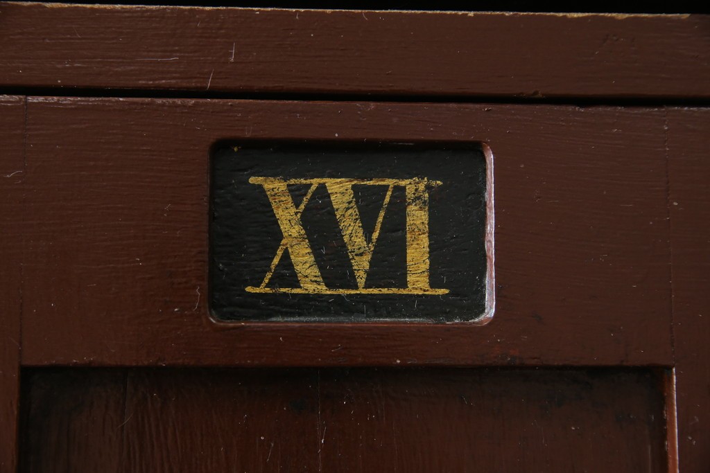 イギリスアンティーク　Lloyd’s Antiques(ロイズアンティークス)取り扱い　紋章入りのポロクラブの4連ロッカー　(R-086207)