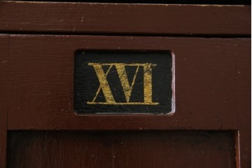 イギリスアンティーク　Lloyd’s Antiques(ロイズアンティークス)取り扱い　紋章入りのポロクラブの4連ロッカー　(R-086207)