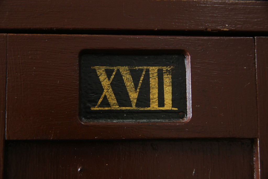 イギリスアンティーク　Lloyd’s Antiques(ロイズアンティークス)取り扱い　紋章入りのポロクラブの4連ロッカー　(R-086207)