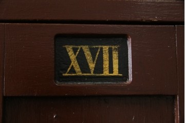 イギリスアンティーク　Lloyd’s Antiques(ロイズアンティークス)取り扱い　紋章入りのポロクラブの4連ロッカー　(R-086207)