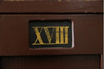 イギリスアンティーク　Lloyd’s Antiques(ロイズアンティークス)取り扱い　紋章入りのポロクラブの4連ロッカー　(R-086207)