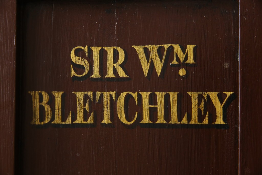 イギリスアンティーク　Lloyd’s Antiques(ロイズアンティークス)取り扱い　紋章入りのポロクラブの4連ロッカー　(R-086207)