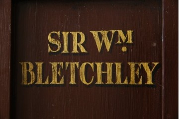 イギリスアンティーク　Lloyd’s Antiques(ロイズアンティークス)取り扱い　紋章入りのポロクラブの4連ロッカー　(R-086207)