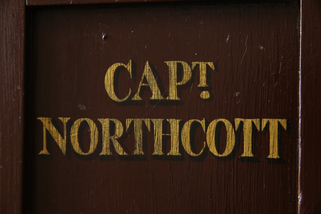 イギリスアンティーク　Lloyd’s Antiques(ロイズアンティークス)取り扱い　紋章入りのポロクラブの4連ロッカー　(R-086207)