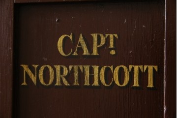 イギリスアンティーク　Lloyd’s Antiques(ロイズアンティークス)取り扱い　紋章入りのポロクラブの4連ロッカー　(R-086207)