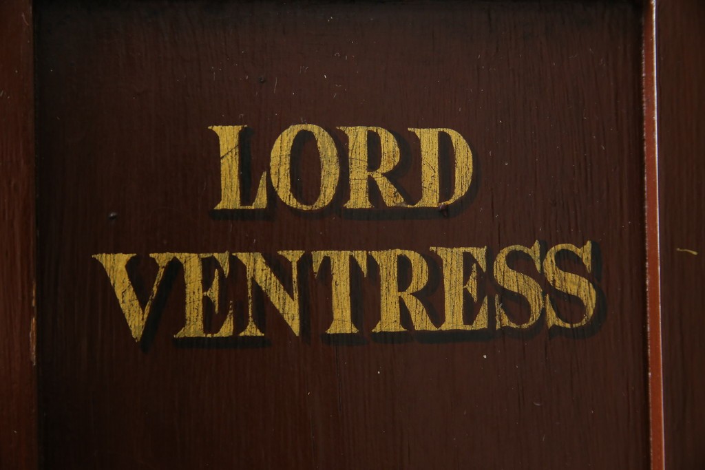 イギリスアンティーク　Lloyd’s Antiques(ロイズアンティークス)取り扱い　紋章入りのポロクラブの4連ロッカー　(R-086207)