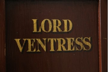 イギリスアンティーク　Lloyd’s Antiques(ロイズアンティークス)取り扱い　紋章入りのポロクラブの4連ロッカー　(R-086207)