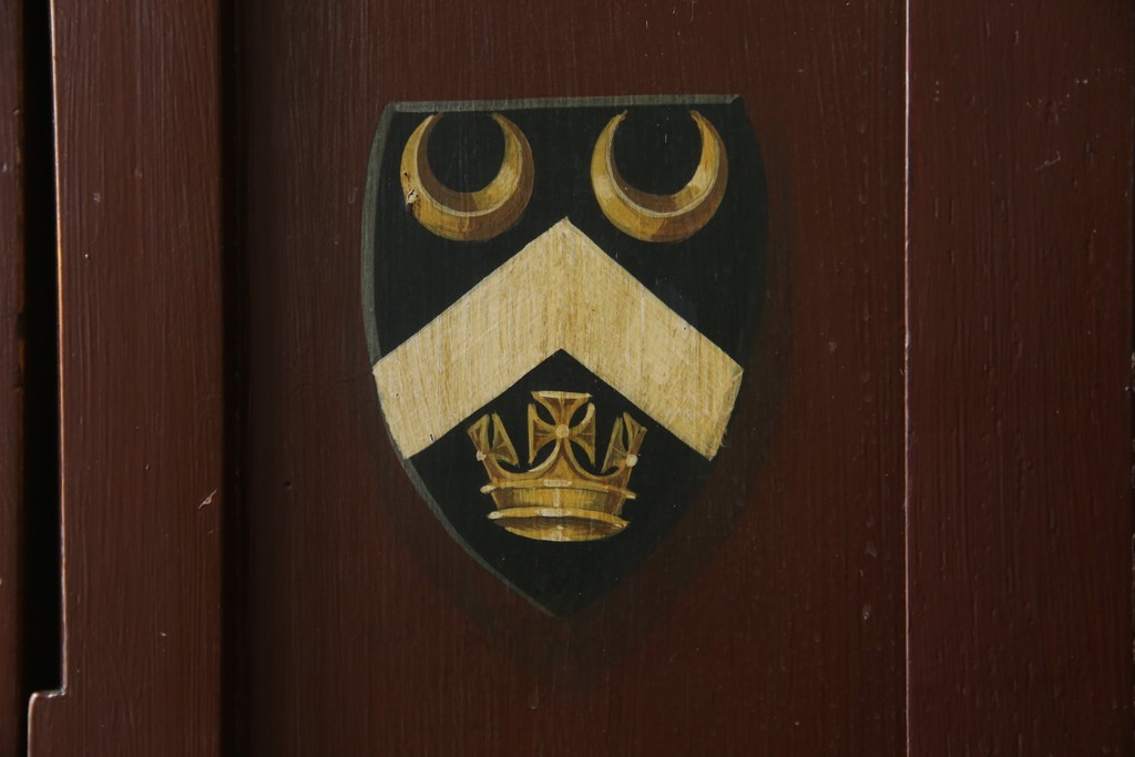 イギリスアンティーク　Lloyd’s Antiques(ロイズアンティークス)取り扱い　紋章入りのポロクラブの4連ロッカー　(R-086207)