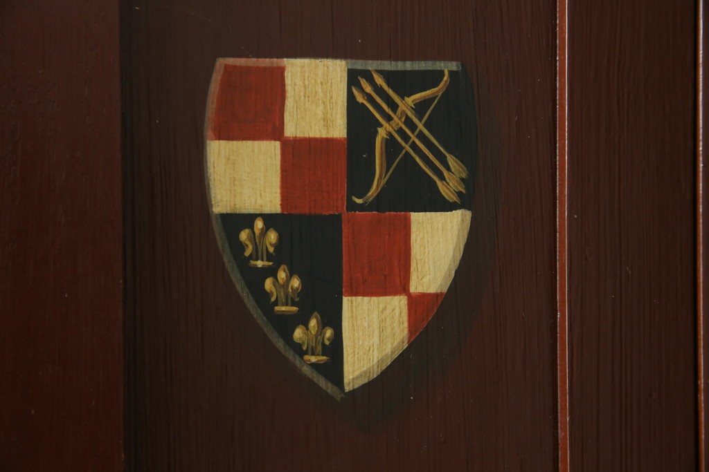 イギリスアンティーク　Lloyd’s Antiques(ロイズアンティークス)取り扱い　紋章入りのポロクラブの4連ロッカー　(R-086207)