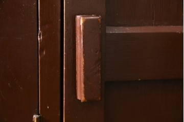 イギリスアンティーク　Lloyd’s Antiques(ロイズアンティークス)取り扱い　紋章入りのポロクラブの4連ロッカー　(R-086207)