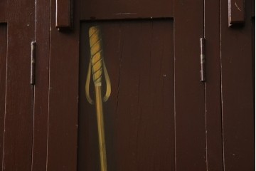 イギリスアンティーク　Lloyd’s Antiques(ロイズアンティークス)取り扱い　紋章入りのポロクラブの4連ロッカー　(R-086207)