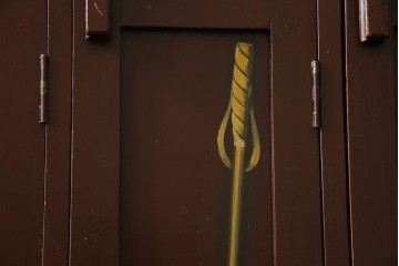 イギリスアンティーク　Lloyd’s Antiques(ロイズアンティークス)取り扱い　紋章入りのポロクラブの4連ロッカー　(R-086207)