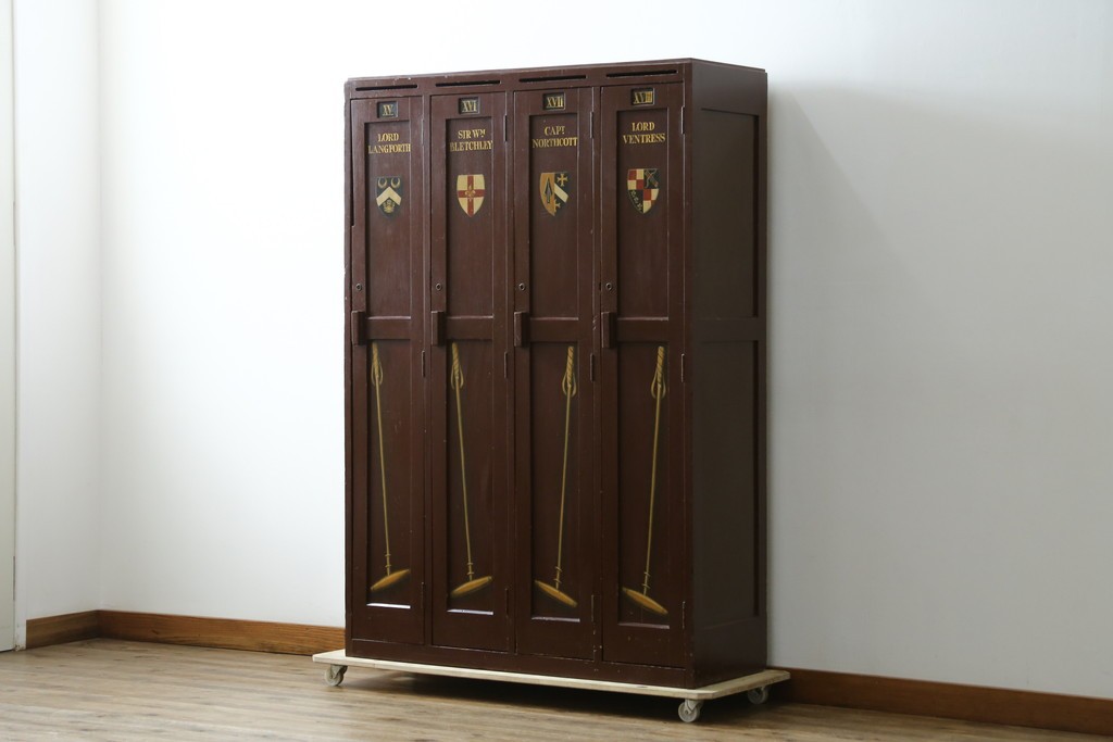 イギリスアンティーク　Lloyd’s Antiques(ロイズアンティークス)取り扱い　紋章入りのポロクラブの4連ロッカー　(R-086207)