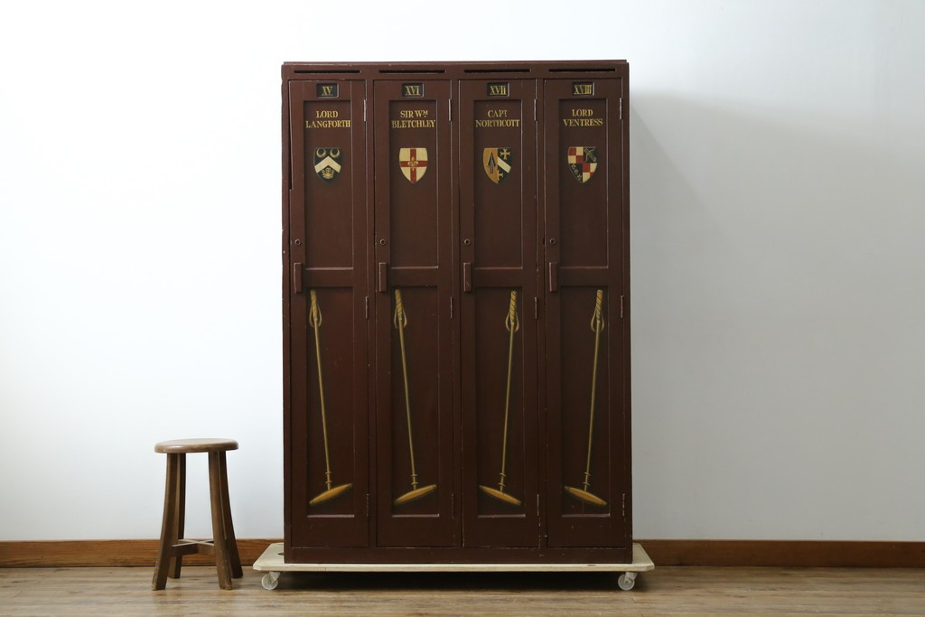 イギリスアンティーク　Lloyd’s Antiques(ロイズアンティークス)取り扱い　紋章入りのポロクラブの4連ロッカー　(R-086207)