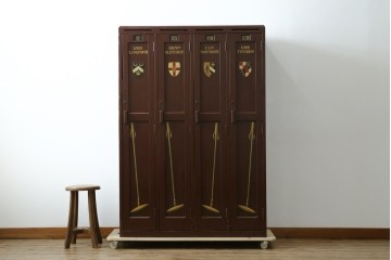 イギリスアンティーク　Lloyd’s Antiques(ロイズアンティークス)取り扱い　紋章入りのポロクラブの4連ロッカー　(R-086207)