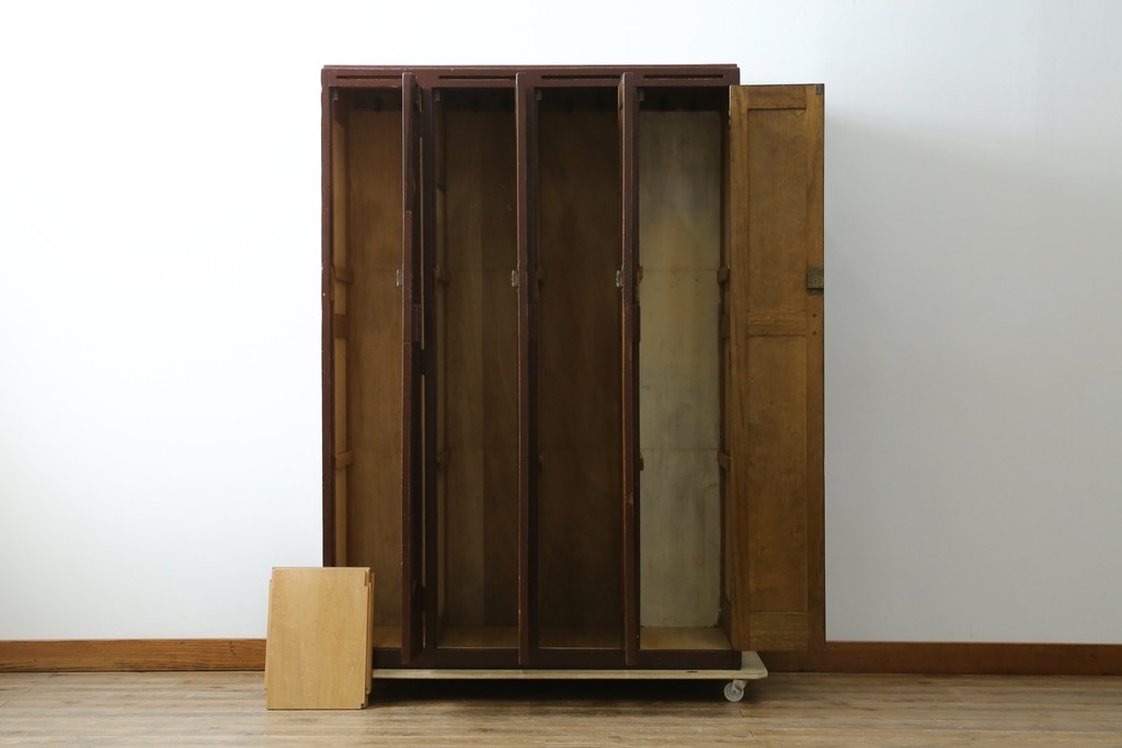 イギリスアンティーク　Lloyd’s Antiques(ロイズアンティークス)取り扱い　紋章入りのポロクラブの4連ロッカー　(R-086207)