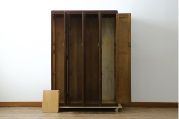 イギリスアンティーク　Lloyd’s Antiques(ロイズアンティークス)取り扱い　紋章入りのポロクラブの4連ロッカー　(R-086207)