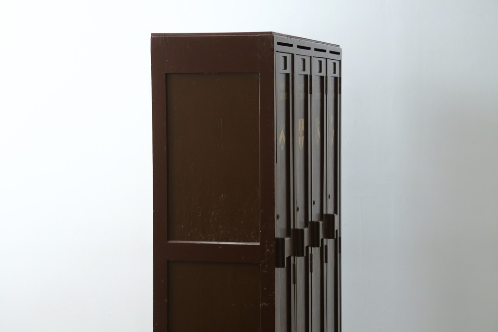 イギリスアンティーク　Lloyd’s Antiques(ロイズアンティークス)取り扱い　紋章入りのポロクラブの4連ロッカー　(R-086207)