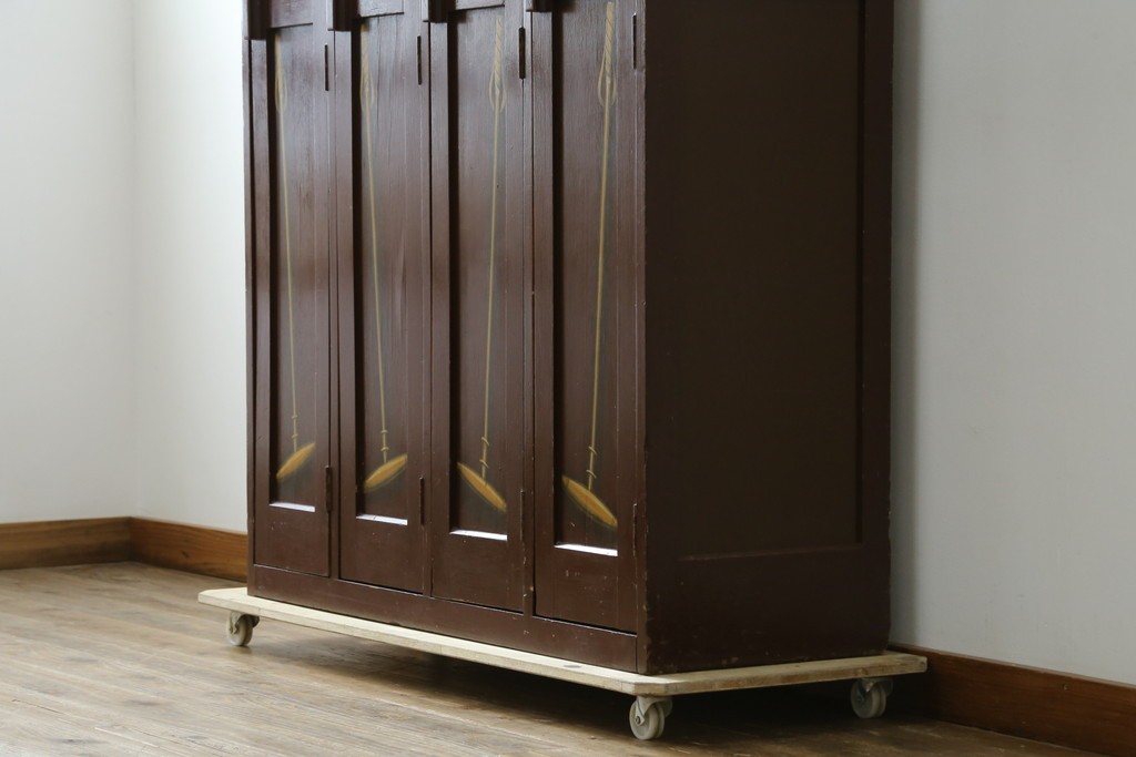 イギリスアンティーク　Lloyd’s Antiques(ロイズアンティークス)取り扱い　紋章入りのポロクラブの4連ロッカー　(R-086207)