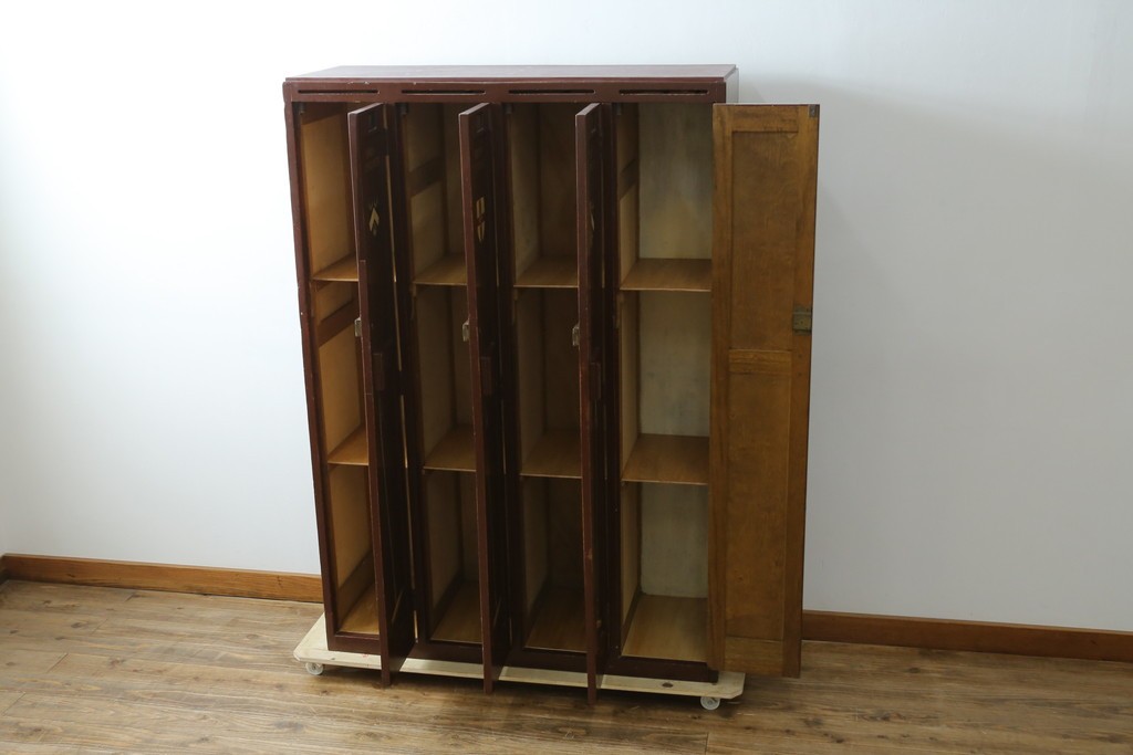 イギリスアンティーク　Lloyd’s Antiques(ロイズアンティークス)取り扱い　紋章入りのポロクラブの4連ロッカー　(R-086207)