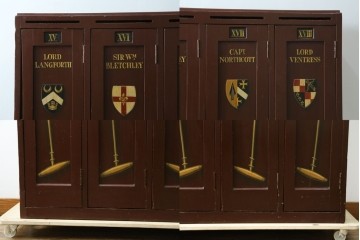 イギリスアンティーク　Lloyd’s Antiques(ロイズアンティークス)取り扱い　紋章入りのポロクラブの4連ロッカー　(R-086207)