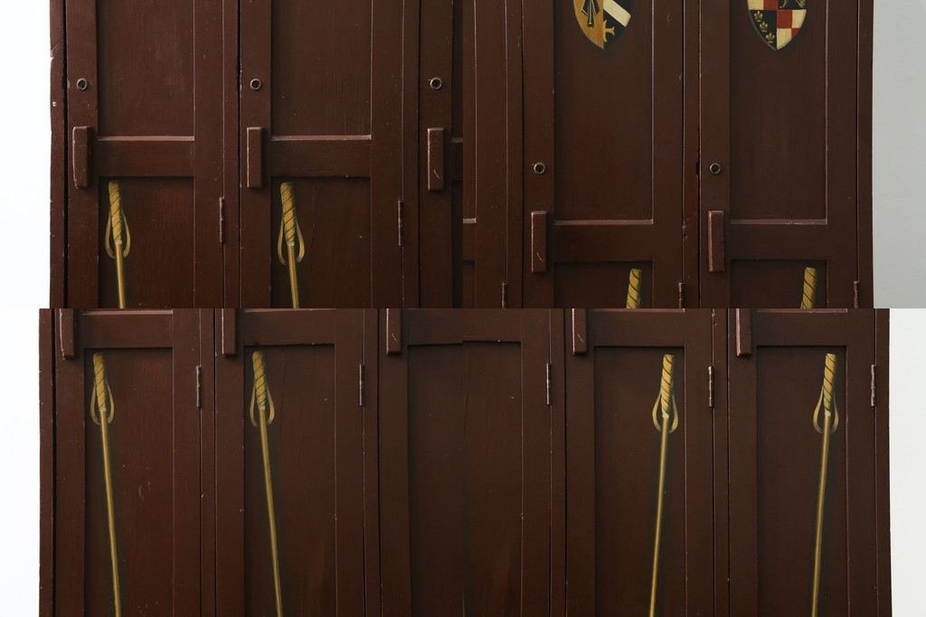 イギリスアンティーク　Lloyd’s Antiques(ロイズアンティークス)取り扱い　紋章入りのポロクラブの4連ロッカー　(R-086207)