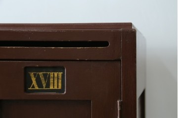 イギリスアンティーク　Lloyd’s Antiques(ロイズアンティークス)取り扱い　紋章入りのポロクラブの4連ロッカー　(R-086207)