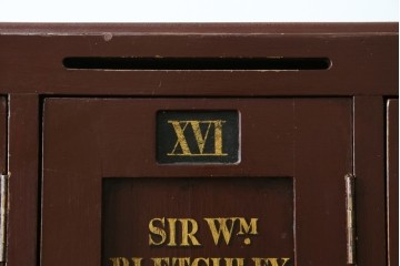 イギリスアンティーク　Lloyd’s Antiques(ロイズアンティークス)取り扱い　紋章入りのポロクラブの4連ロッカー　(R-086207)