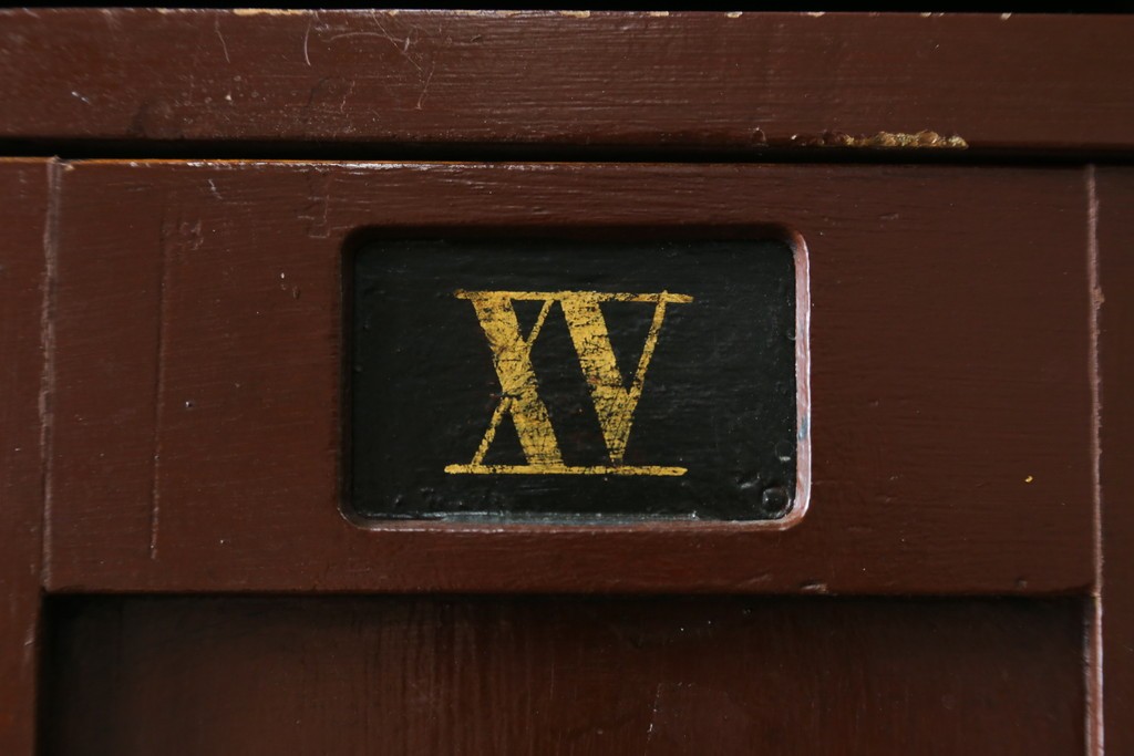 イギリスアンティーク　Lloyd’s Antiques(ロイズアンティークス)取り扱い　紋章入りのポロクラブの4連ロッカー　(R-086207)