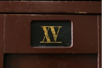 イギリスアンティーク　Lloyd’s Antiques(ロイズアンティークス)取り扱い　紋章入りのポロクラブの4連ロッカー　(R-086207)