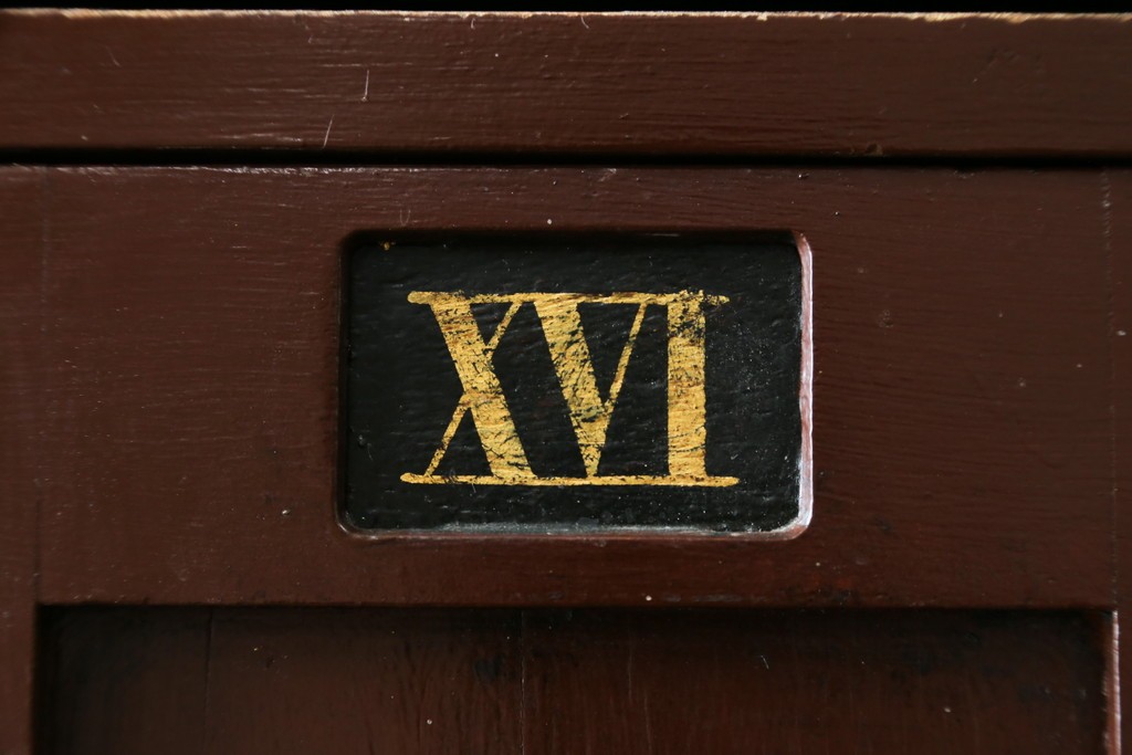 イギリスアンティーク　Lloyd’s Antiques(ロイズアンティークス)取り扱い　紋章入りのポロクラブの4連ロッカー　(R-086207)