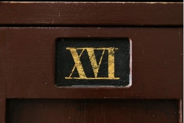 イギリスアンティーク　Lloyd’s Antiques(ロイズアンティークス)取り扱い　紋章入りのポロクラブの4連ロッカー　(R-086207)