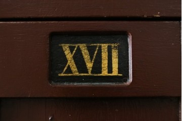 イギリスアンティーク　Lloyd’s Antiques(ロイズアンティークス)取り扱い　紋章入りのポロクラブの4連ロッカー　(R-086207)