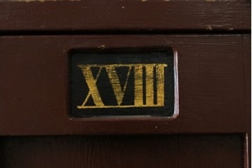 イギリスアンティーク　Lloyd’s Antiques(ロイズアンティークス)取り扱い　紋章入りのポロクラブの4連ロッカー　(R-086207)