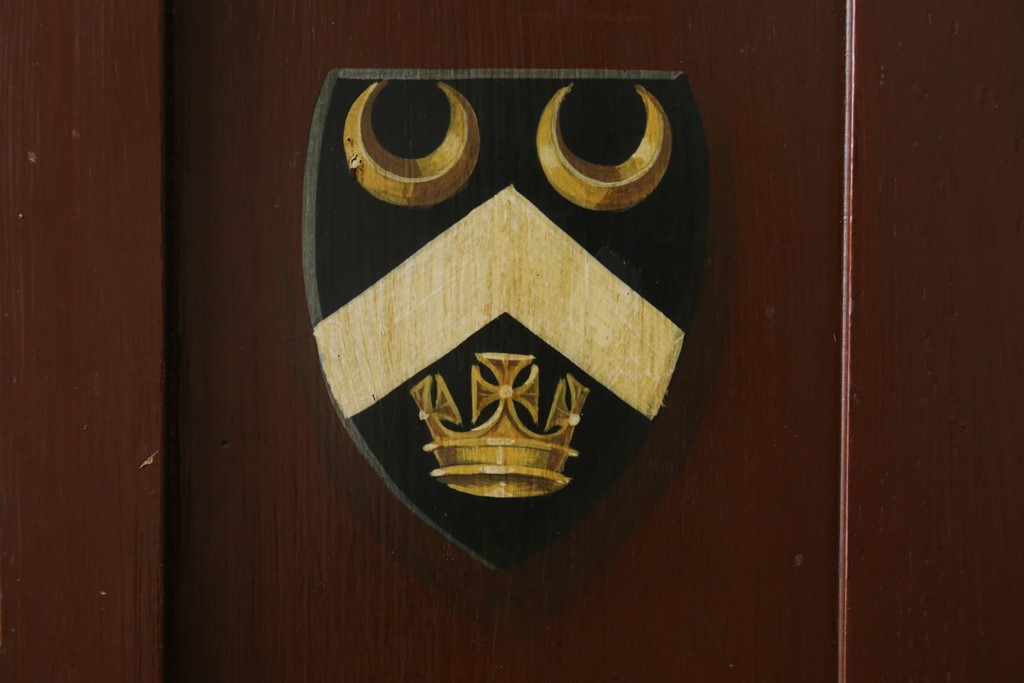 イギリスアンティーク　Lloyd’s Antiques(ロイズアンティークス)取り扱い　紋章入りのポロクラブの4連ロッカー　(R-086207)