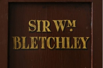 イギリスアンティーク　Lloyd’s Antiques(ロイズアンティークス)取り扱い　紋章入りのポロクラブの4連ロッカー　(R-086207)