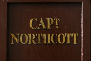 イギリスアンティーク　Lloyd’s Antiques(ロイズアンティークス)取り扱い　紋章入りのポロクラブの4連ロッカー　(R-086207)