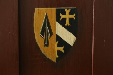 イギリスアンティーク　Lloyd’s Antiques(ロイズアンティークス)取り扱い　紋章入りのポロクラブの4連ロッカー　(R-086207)