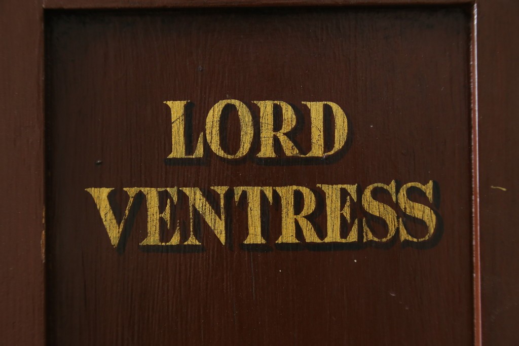 イギリスアンティーク　Lloyd’s Antiques(ロイズアンティークス)取り扱い　紋章入りのポロクラブの4連ロッカー　(R-086207)