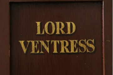 イギリスアンティーク　Lloyd’s Antiques(ロイズアンティークス)取り扱い　紋章入りのポロクラブの4連ロッカー　(R-086207)