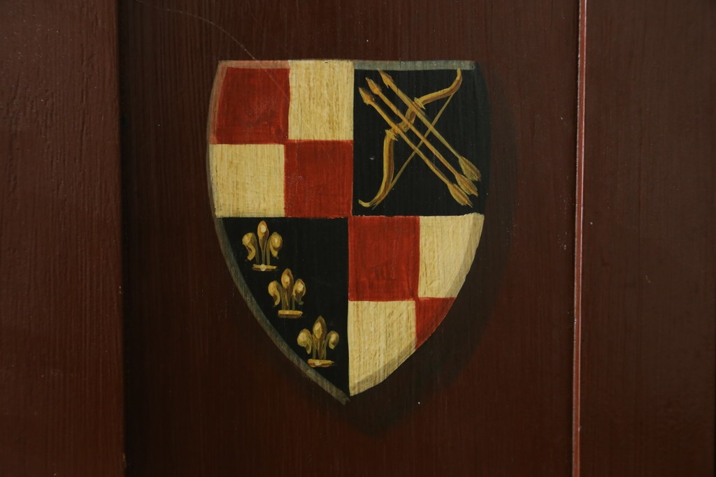 イギリスアンティーク　Lloyd’s Antiques(ロイズアンティークス)取り扱い　紋章入りのポロクラブの4連ロッカー　(R-086207)