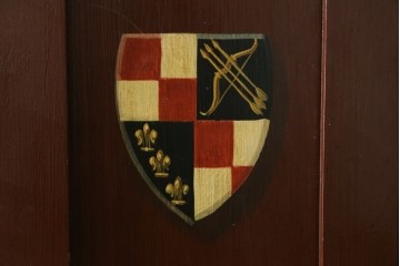 イギリスアンティーク　Lloyd’s Antiques(ロイズアンティークス)取り扱い　紋章入りのポロクラブの4連ロッカー　(R-086207)